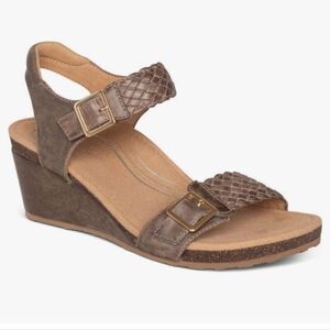 AETREX Grace NIB Taupe Wedge Sandyals Arch Support Memory Foam Adjustable Straps